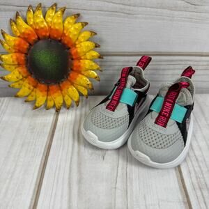 Nike Run Flow‎ Toddler Sneakers Gray Black Pink Blue Athletic Shoes 4C